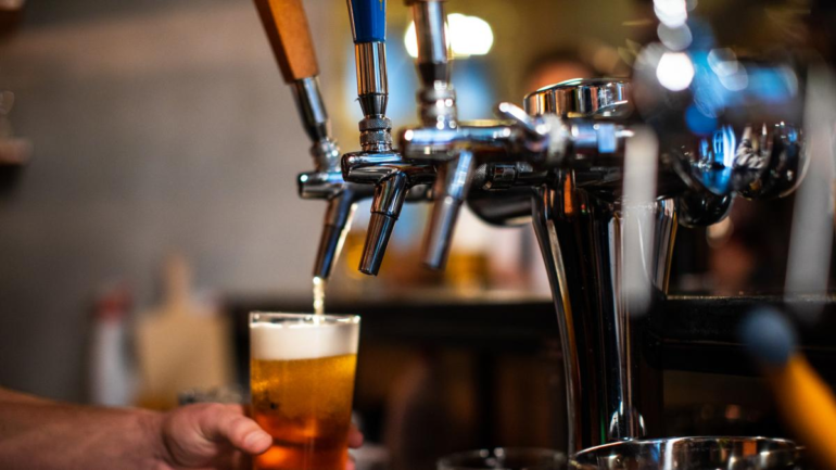 El dueño de una cervecería sube sus precios dos veces al día, genera ...